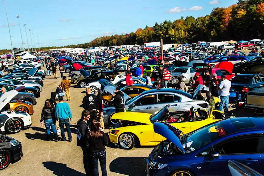 Evento automotivo com diversos veículos